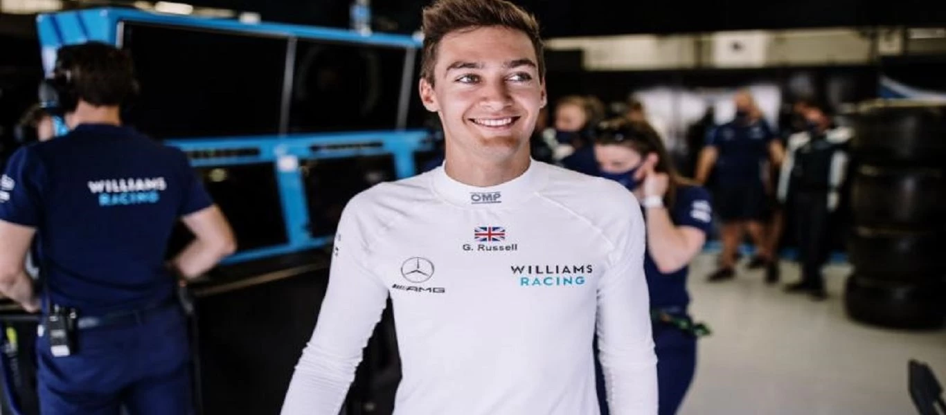 Formula 1: Ο George Russell απολαμβάνει τις διακοπές του στη Σαντορίνη παίζοντας...τάβλι! (φώτο)